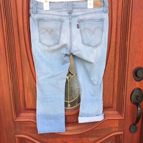 Woman's Levi's Shaping Capri Light Wash Classic Denim Jeans - Picture 17 of 17